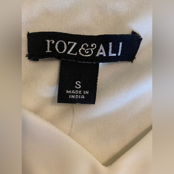 Roz & Ali size Small Ladies White Cold Shoulder Blouse. Gotta Love Bling NWT - Picture 3 of 3